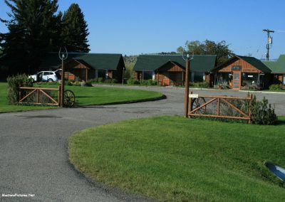 Picture of a motel in Ennis, Montana.