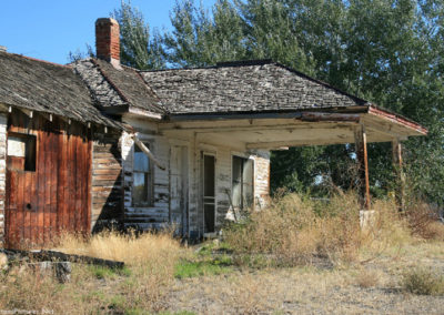 September picture of an antique gas station in Rosebud, Montana. Image is from the Rosebud, Montana Picture Tour.